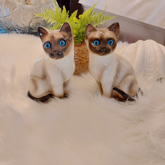 Porcelain Siamese Cats by Eneoco Figurines: Made in Korea. - Picture 2 of 10